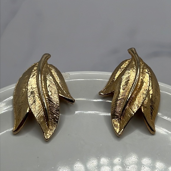 Vintage Gold Leaf Clip On Earrings. - Picture 4 of 4